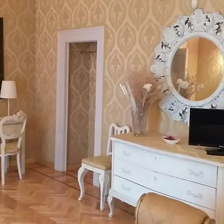 Bed & Breakfast Palazzo Antica Via Appia 3*